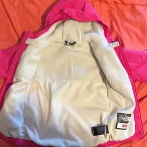 North face toddler jacket 4T. MINT condition barely worn, zero stains